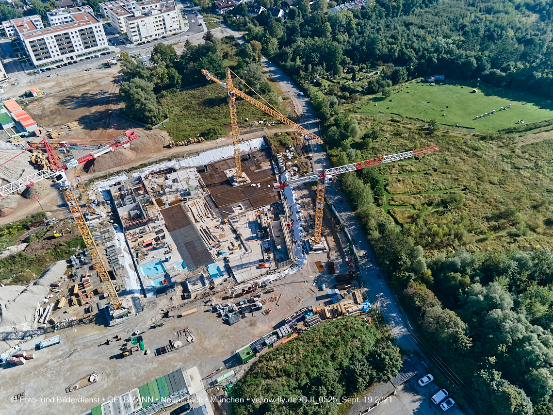 19.09.2021 - Aktuelle Luftbilder aus dem Alexisquartier und Pandion Verde in Neuperlach in München